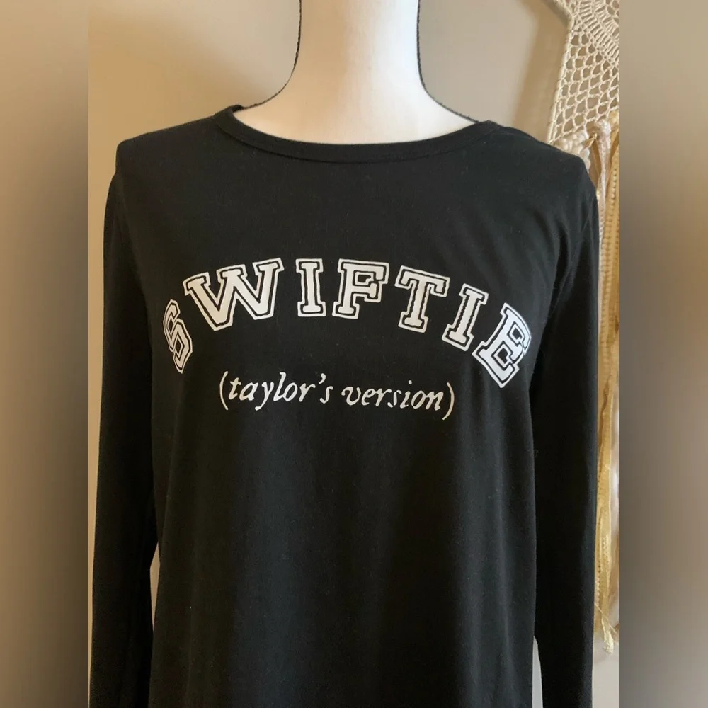 Taylor Swift shirt long sleeve black size medium Swiftie spell out EUC GS B58 - Picture 2 of 6